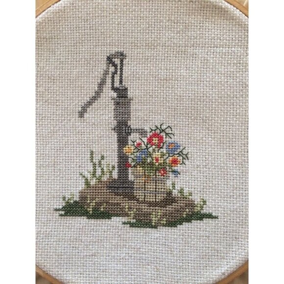 Vintage Completed Needlepoint Lot Of 2 Floral Water pump On Wooden Hoop Frames - Picture 4 of 11